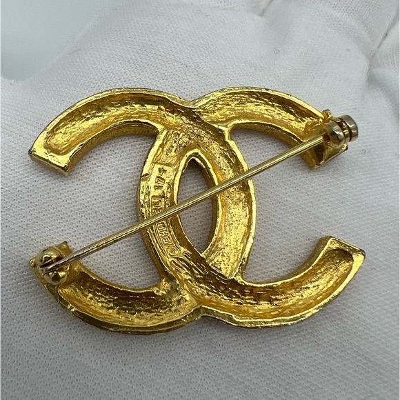 Authentic Chanel vintage gold CC Brooch - Picture 12 of 17